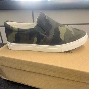 Camo women’s shoes, size 5 1/2 brand new